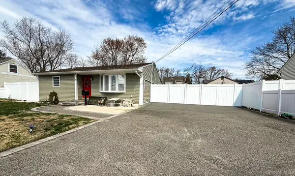 13 E Walnut Street, Central Islip, NY 11722