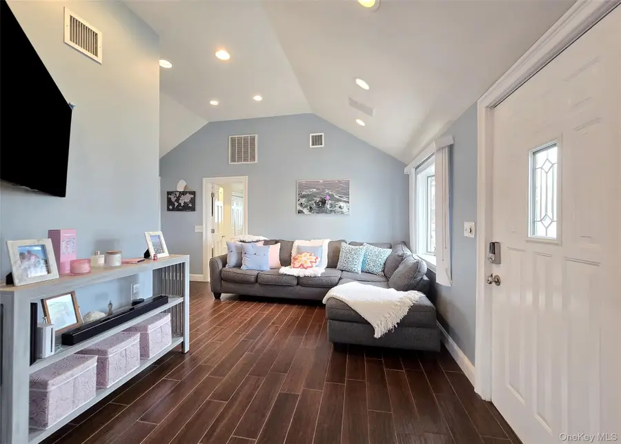 19 Kent Place, Amityville, NY 11701 - #3