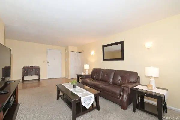 1 Birchwood Court #5F, Mineola, NY 11501