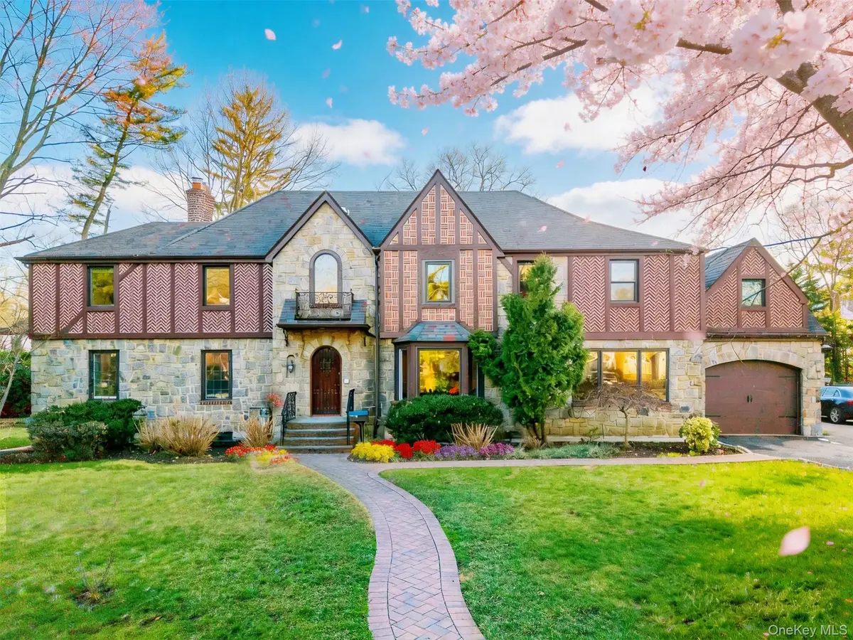 18 Robin Way, Great Neck, NY 11021 - #1