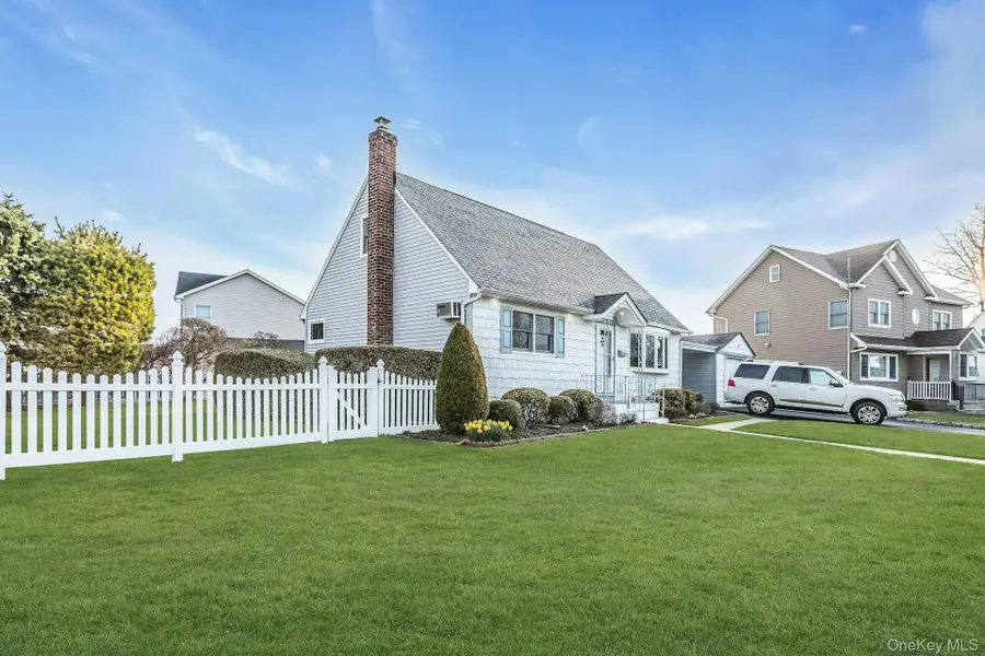 247 Knollwood Lane, Seaford, NY 11783 - #3