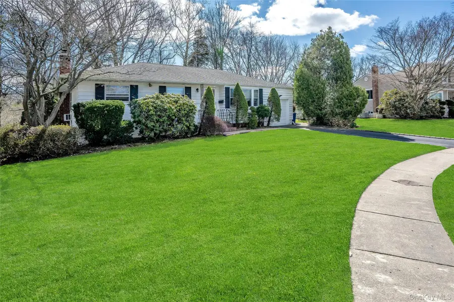 5 Vegas Court, Plainview, NY 11803 - #2