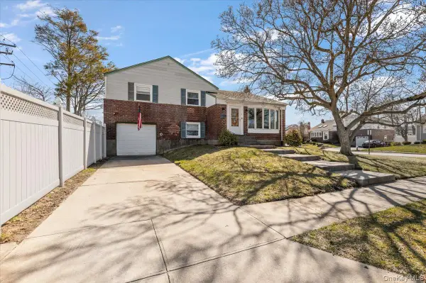 2 Fern Place, Plainview, NY 11803