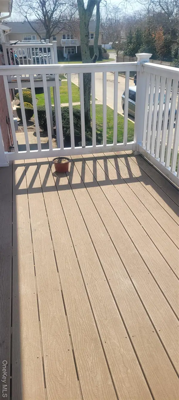 1 E Hemlock Drive #Apt  160, Bay Shore, NY 11706