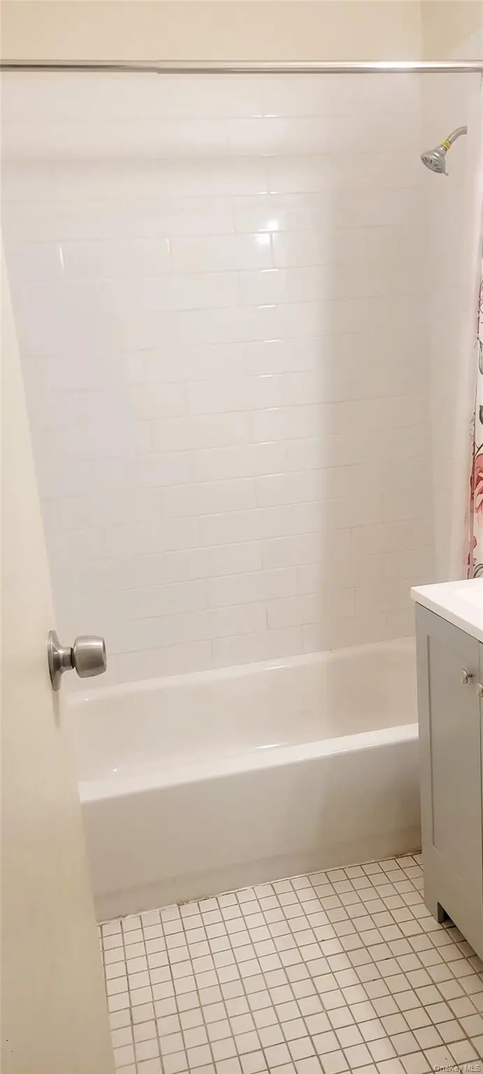 1 E Hemlock Drive #Apt  160, Bay Shore, NY 11706 - #3