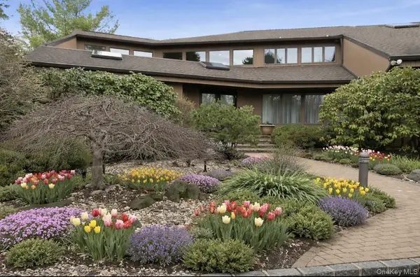 9 The Grasslands, Woodbury, NY 11797