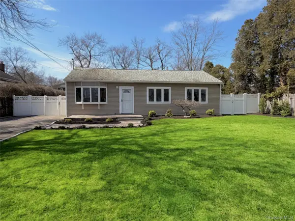 16 Lincoln Drive, Oakdale, NY 11769