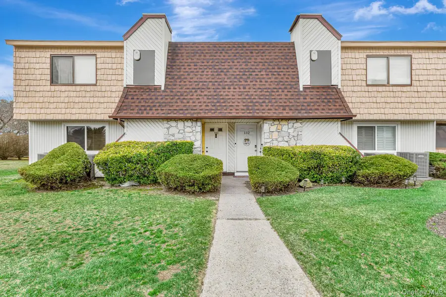 129 Pointe Circle N, Coram, NY 11727 - #2