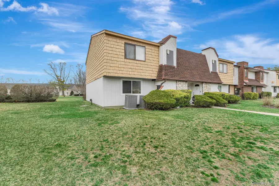 129 Pointe Circle N, Coram, NY 11727 - #3