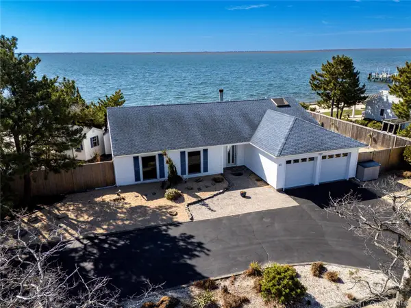 65 Shore Drive S, Copiague, NY 11726