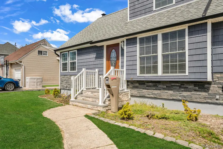 232 30th Street, Lindenhurst, NY 11757 - #3
