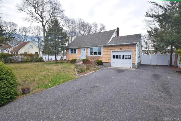 3 Windus Drive, Shirley, NY 11967