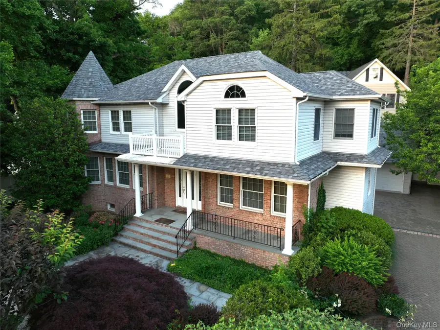 15 Church Street, Roslyn, NY 11576 - #2