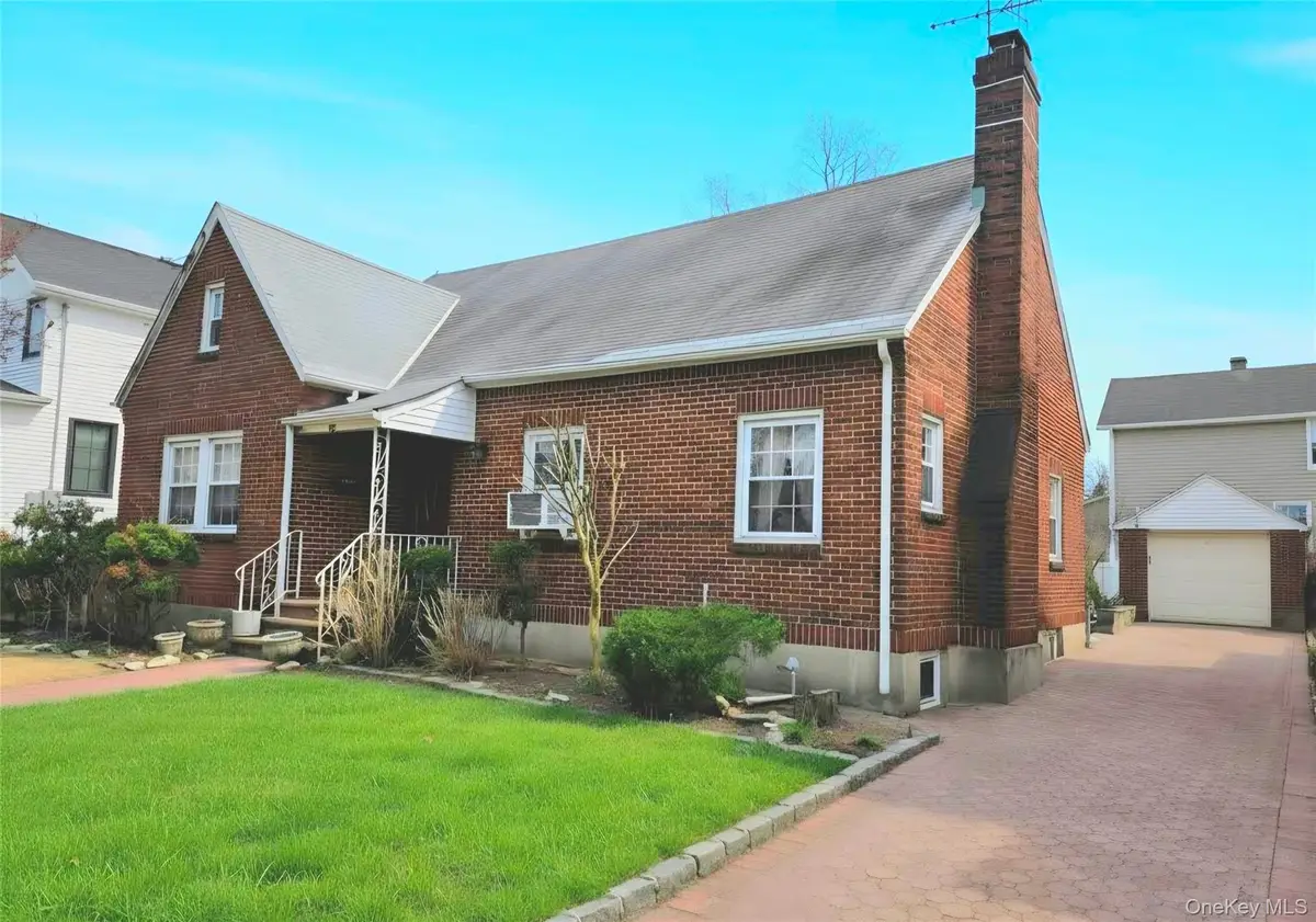 190 Bryant Avenue, Floral Park, NY 11001 - #1