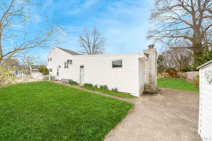 41 Peachtree Lane, Huntington Station, NY 11746 - #3