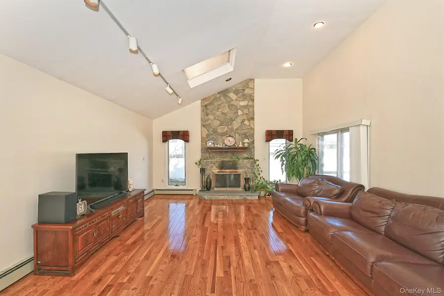 12 Oak Drive, Plainview, NY 11803 - #3