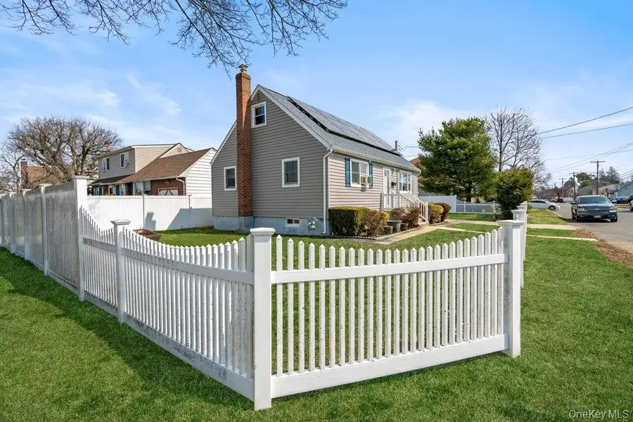 290 38 Th Street, Lindenhurst, NY 11757 - #3