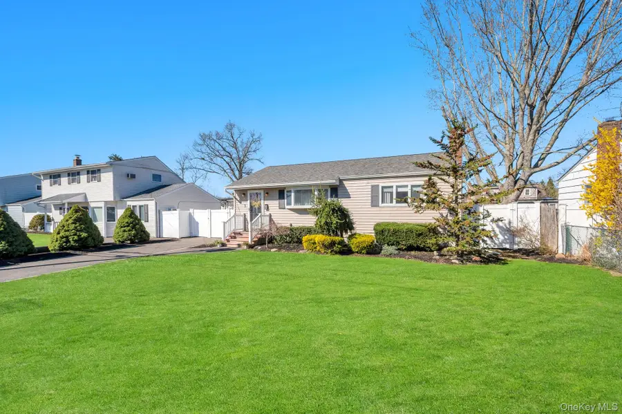 28 Saint Joseph Avenue, Ronkonkoma, NY 11779 - #2