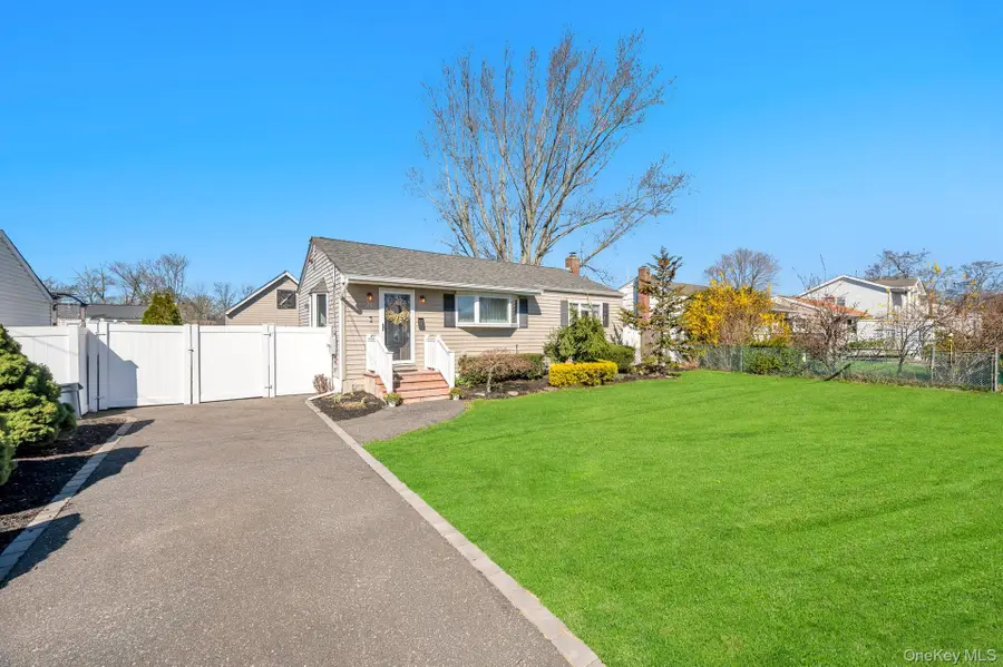 28 Saint Joseph Avenue, Ronkonkoma, NY 11779 - #3