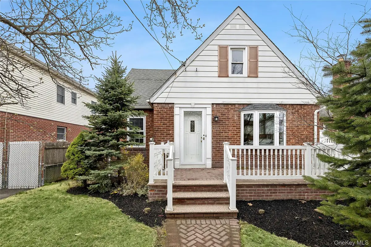 166 Commonwealth Street, Franklin Square, NY 11010 - #1