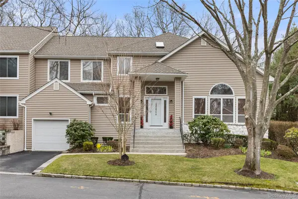 17 Stone Gate Court, Smithtown, NY 11787