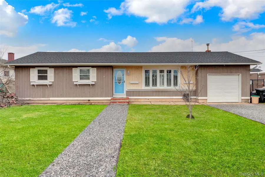 31 Roneck Court, Shirley, NY 11967 - #2