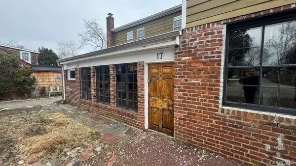 17 Jade Street, Islip, NY 11769