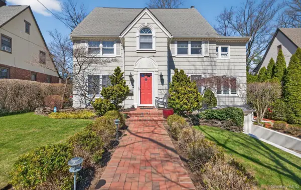 7 Grace Court N, Great Neck, NY 11021