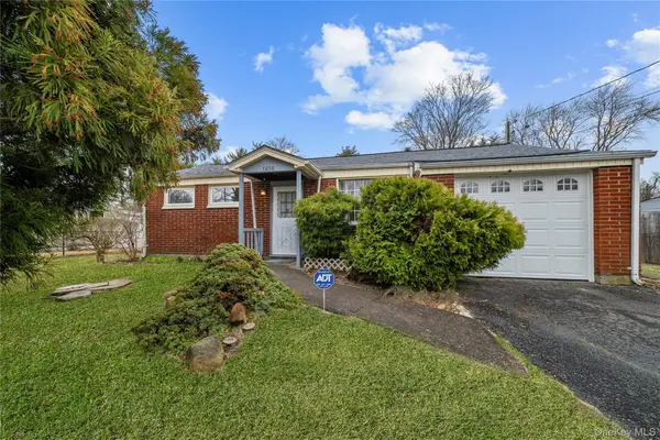 1656 N Gardiner Drive, Bay Shore, NY 11706