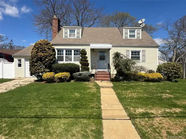 8 Garden Place, Merrick, NY 11566