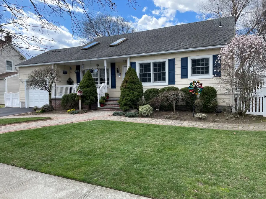 16 W Oak Street, Farmingdale, NY 11735 - #2