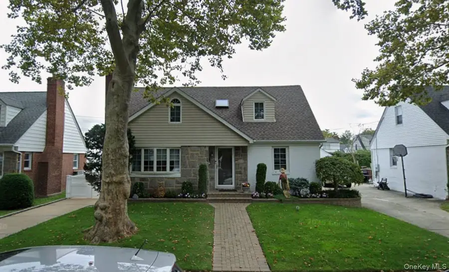 43 Beechwood Lane, New Hyde Park, NY 11040 - #2