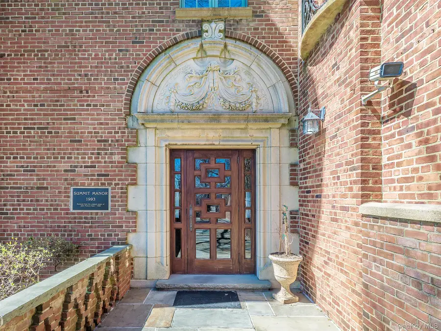 155 Estate Court, Roslyn Heights, NY 11577 - #2