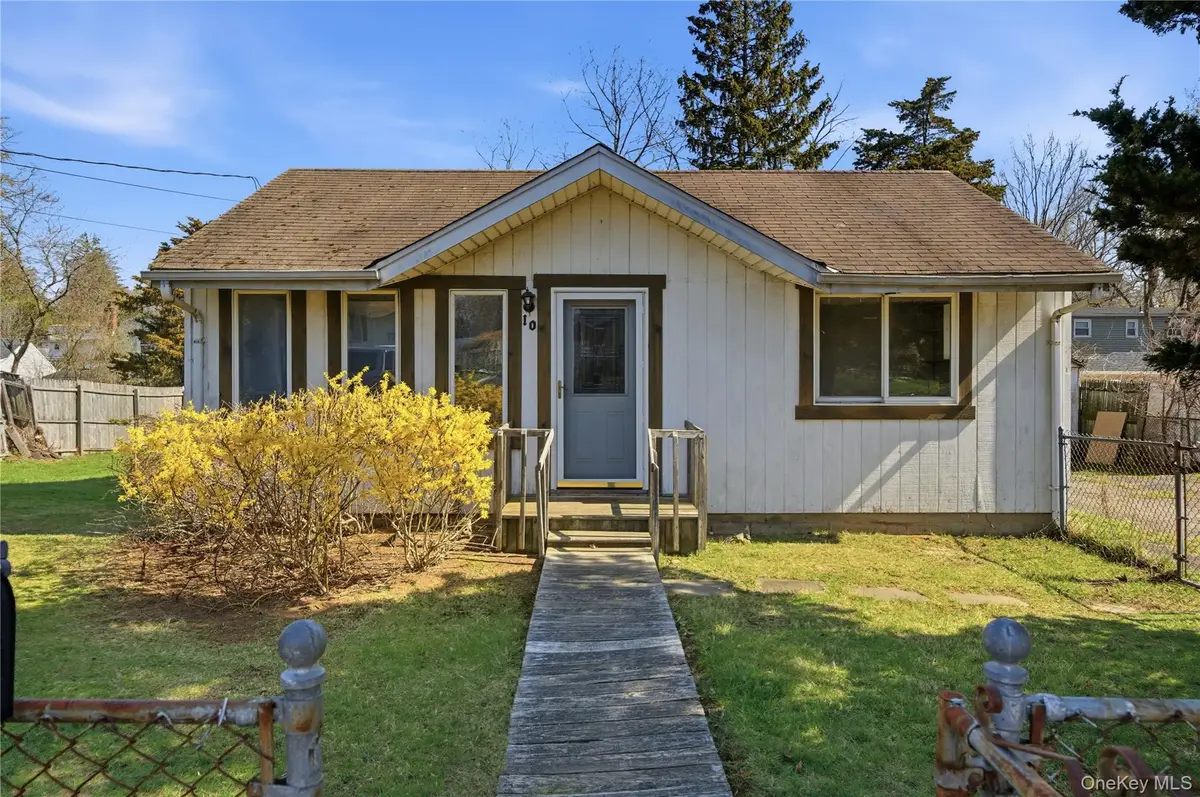 10 Howe Street, Huntington Station, NY 11746 - #1