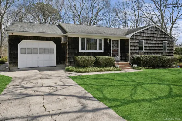 4 Columbine Avenue S, Hampton Bays, NY 11946