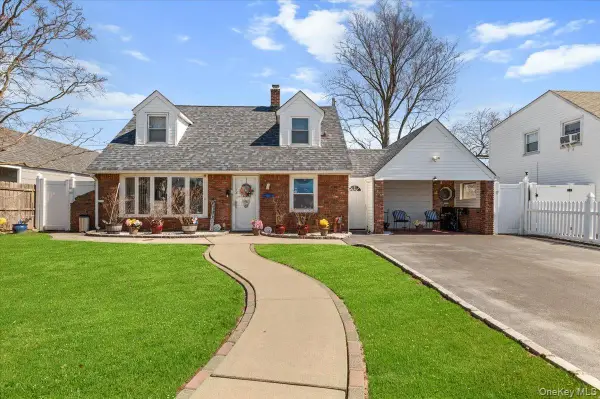 59 Slate Lane, Levittown, NY 11756