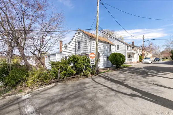 11 Lee Court, Great Neck, NY 11024