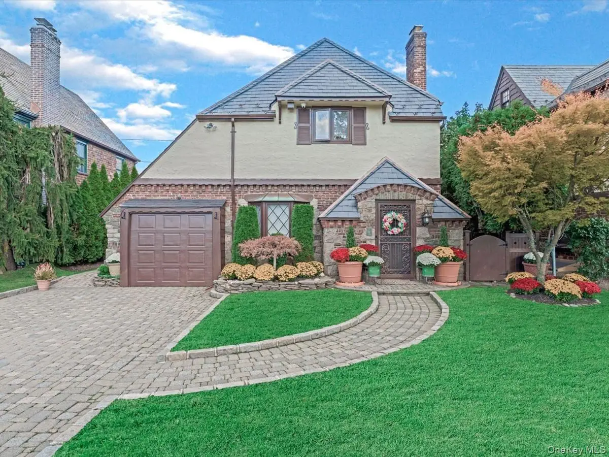 16 Kenilworth Road, Mineola, NY 11501 - #1