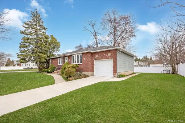 35 W Chestnut Street, Farmingdale, NY 11735