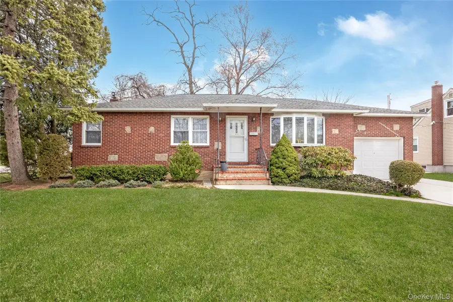 35 W Chestnut Street, Farmingdale, NY 11735 - #2