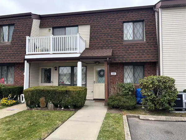100 S Cambridge Drive S #100, Copiague, NY 11726