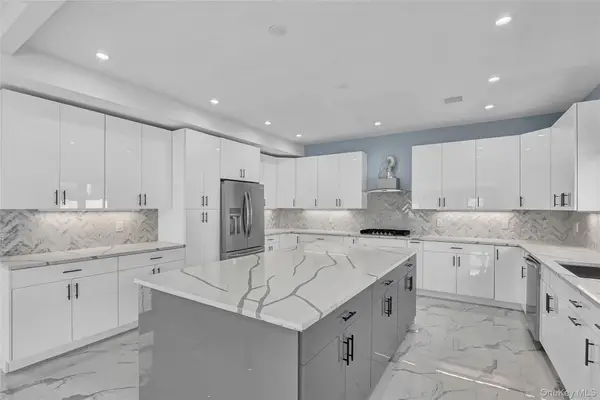 557 Knoll Court, Seaford, NY 11783