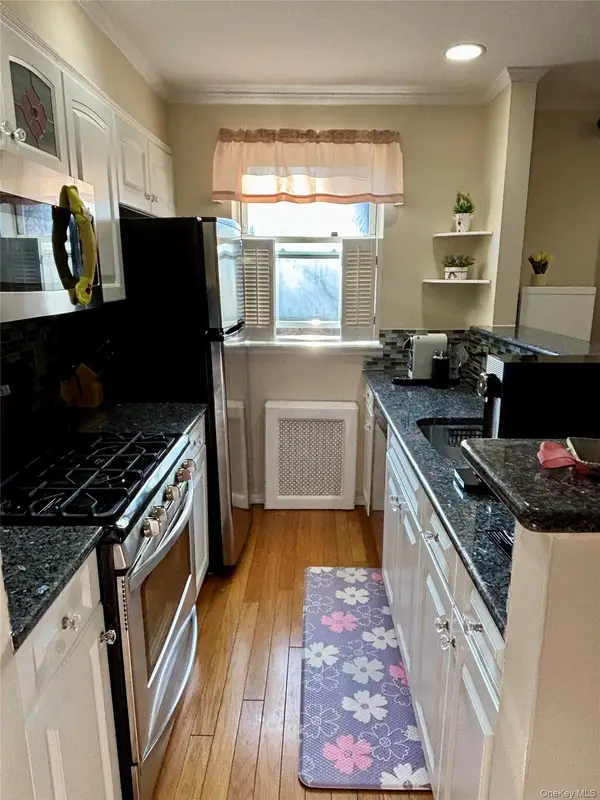 14 Edwards Street #1B, Roslyn Heights, NY 11577