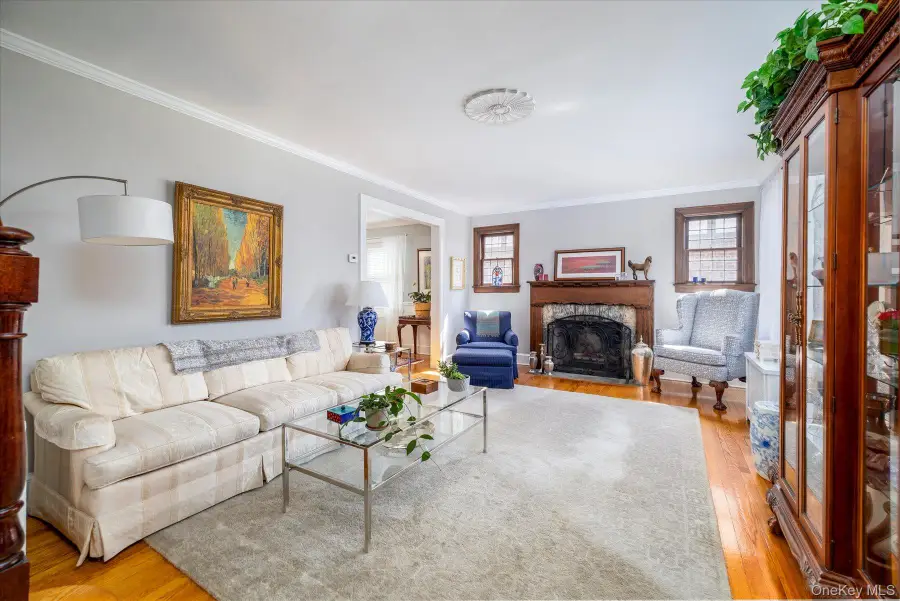 16 Revere Drive E, Floral Park, NY 11001 - #3