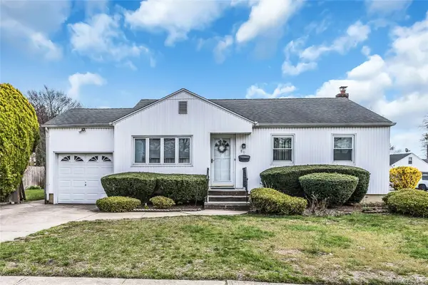 80 Knickerbocker Road N, Plainview, NY 11803