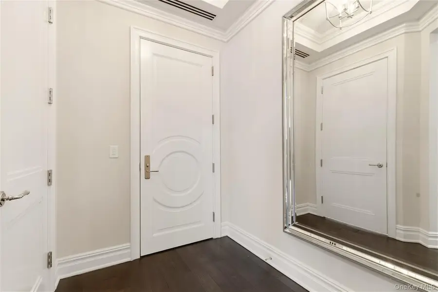 5000 Royal Court #5014, North Hills, NY 11040 - #3