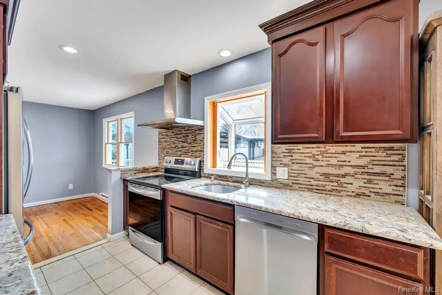 10 Winnetica Lane, East Islip, NY 11730 - #3