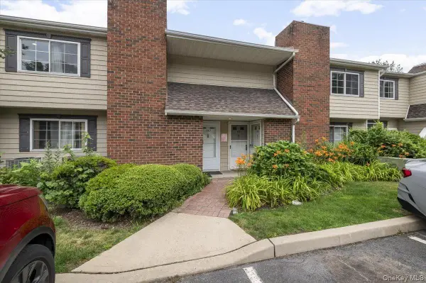 190 Lake Pointe Circle #190, Middle Island, NY 11953