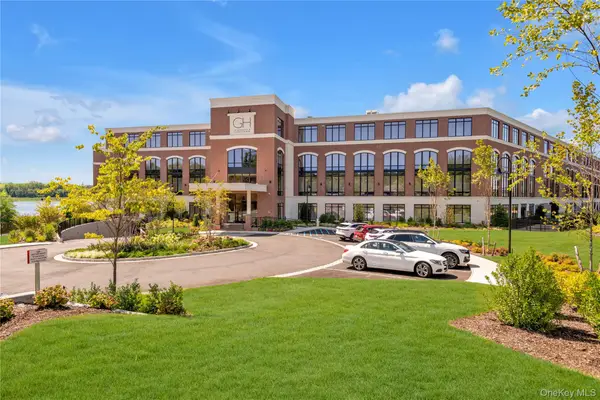 10 Shore Road #208, Glenwood Landing, NY 11547