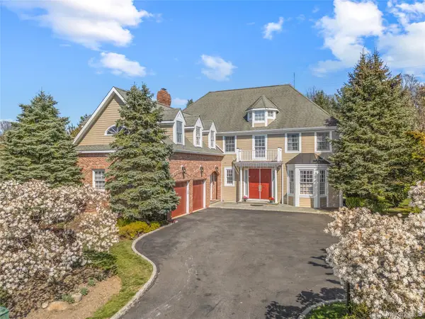 16 Mackay Way, Roslyn, NY 11576